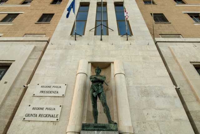 Bari, razionalismo anni 30 e statue imperiose: � il Palazzo della Presidenza della Regione